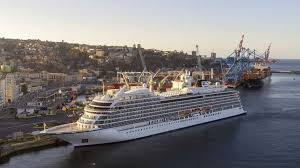 How does Valparaíso's port handle cruise ship traffic