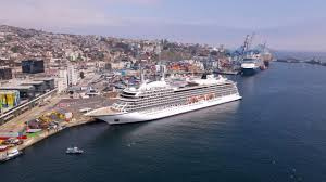 How do residents perceive the maritime industry in Valparaíso