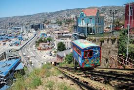 How does Valparaíso’s geography influence its port operations