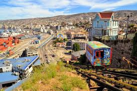 How does Valparaíso promote its maritime heritage